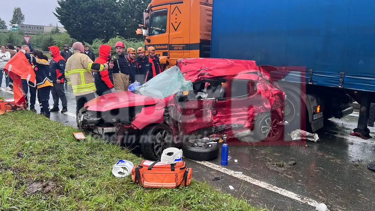 Rize'de feci kaza: Hurdaya dönen araçta can verdiler