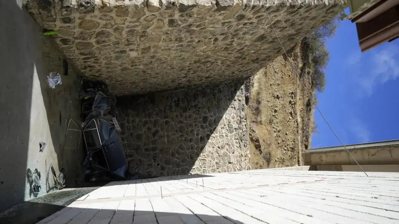 Gümüşhane’de otomobil uçurumdan düştü! Sürücü ölümden döndü