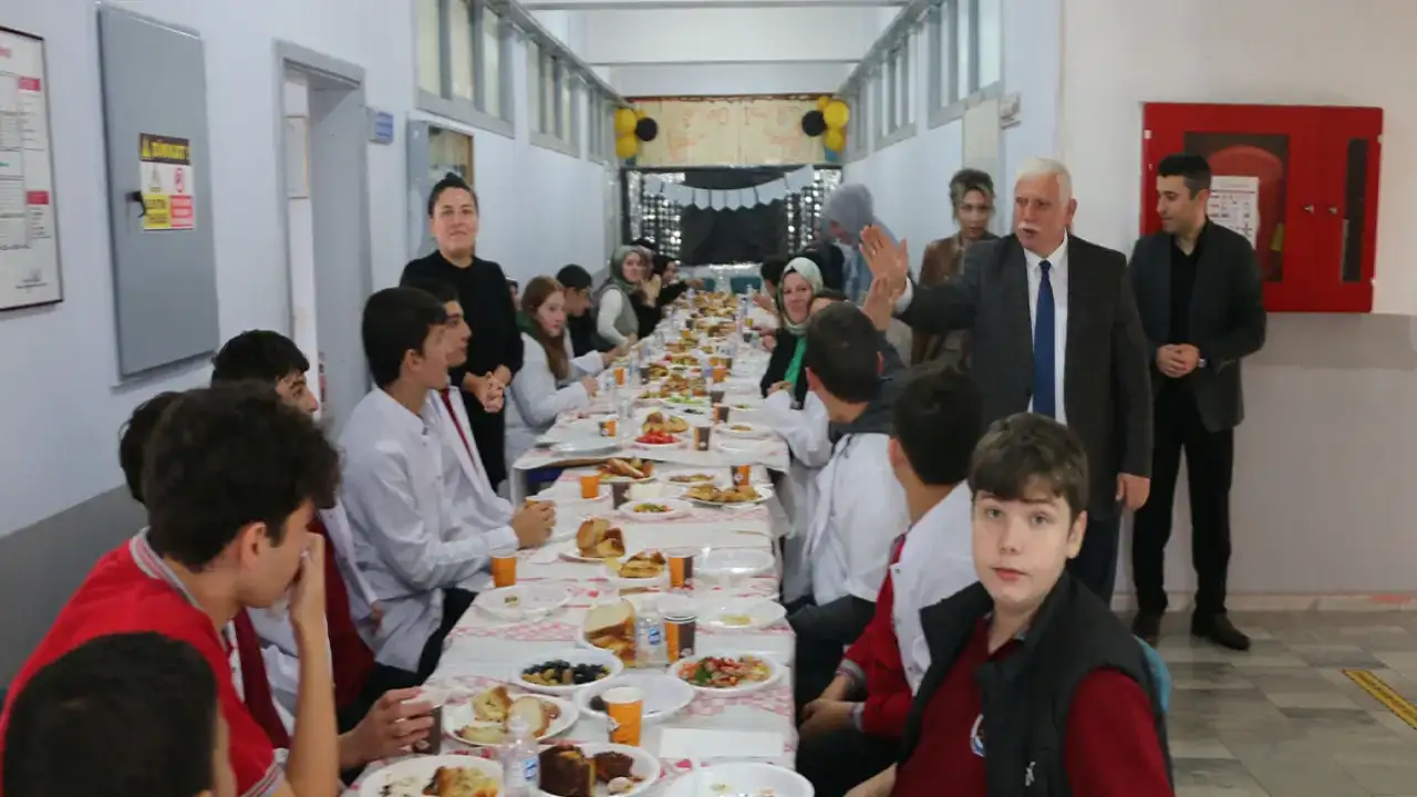 Trabzon Of  Milli Eğitim Müdürü Kabahasanoğlu öğrenci buluşması etkinliğine katıldı