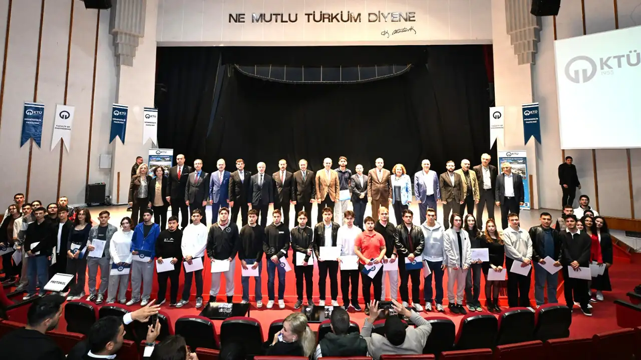 KTÜ Rektörü Çuvalcı ilk derste öğrencilere destek oldu