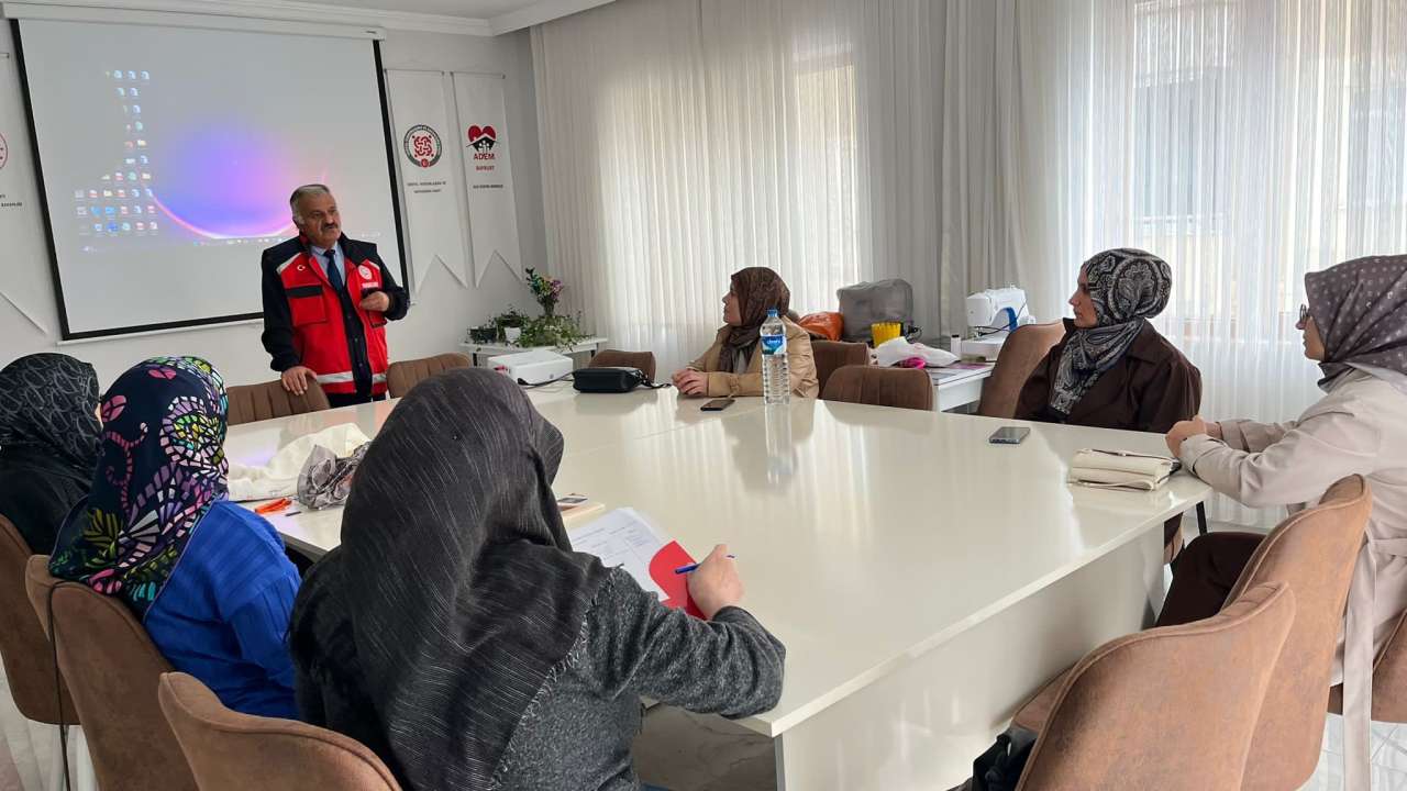 Bayburt’ta aile destek merkezi personeline hizmet içi eğitim düzenlendi