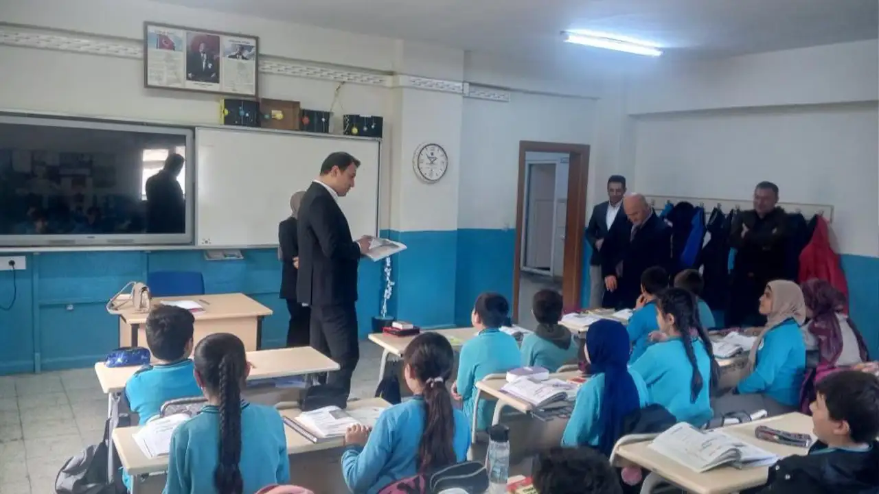 Aydıntepe Kaymakamı Bayram ortaokulda derslere katıldı