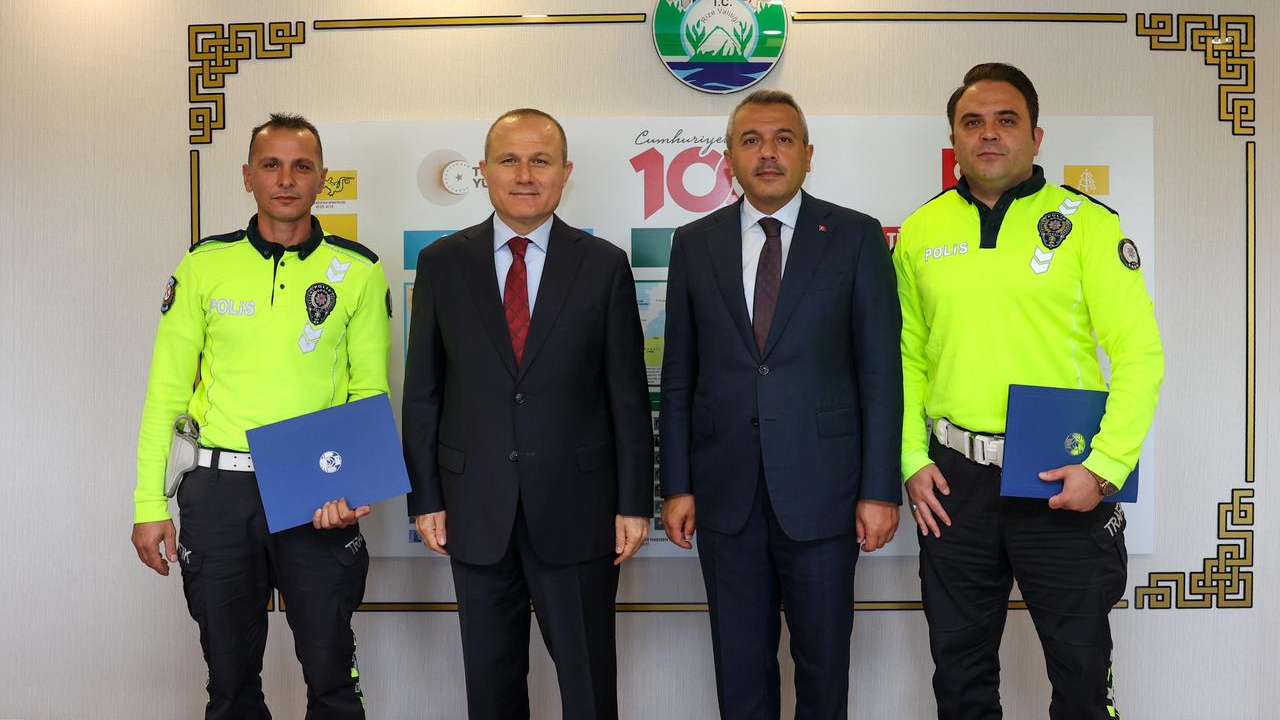 Erdoğan Trabzon yolundayken tünelde faciayı önlediler, Vali kahraman polisleri ödüllendirdi