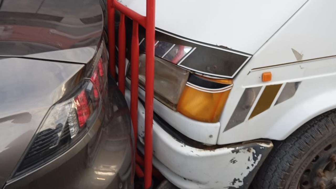 Ordu’da epilepsi nöbeti geçiren sürücü park halindeki araçlara çarptı