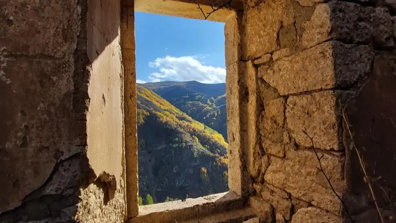 Gümüşhane'de bulunan İmera Manastırı sonbaharda oluşan görüntüsüyle hayran bırakıyor