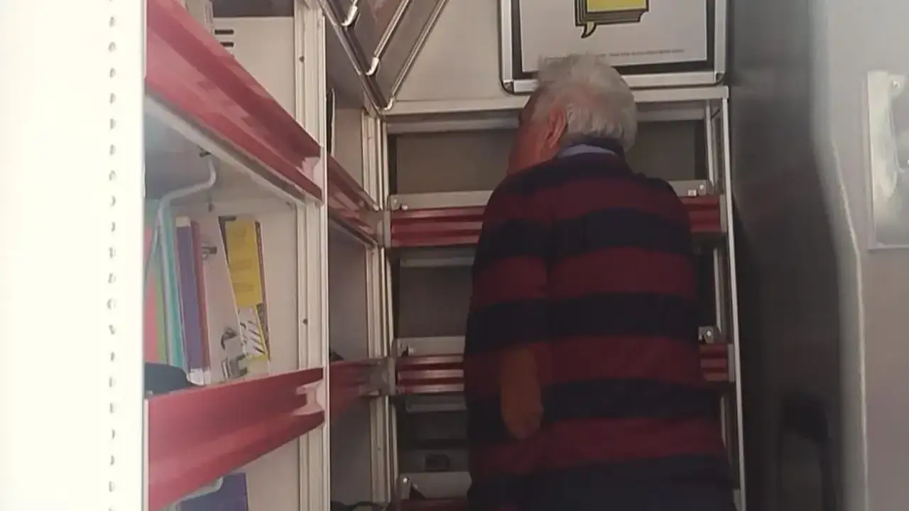 Bayburt'ta 'Gezici Kütüphane' huzurevini ziyaret etti