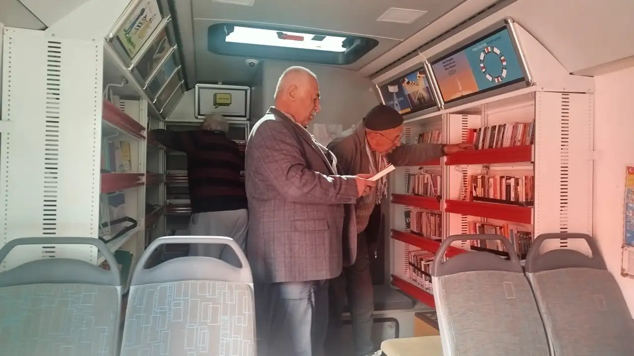 Bayburt'ta ‘Gezici Kütüphane' huzurevi sakinleriyle buluşturuldu