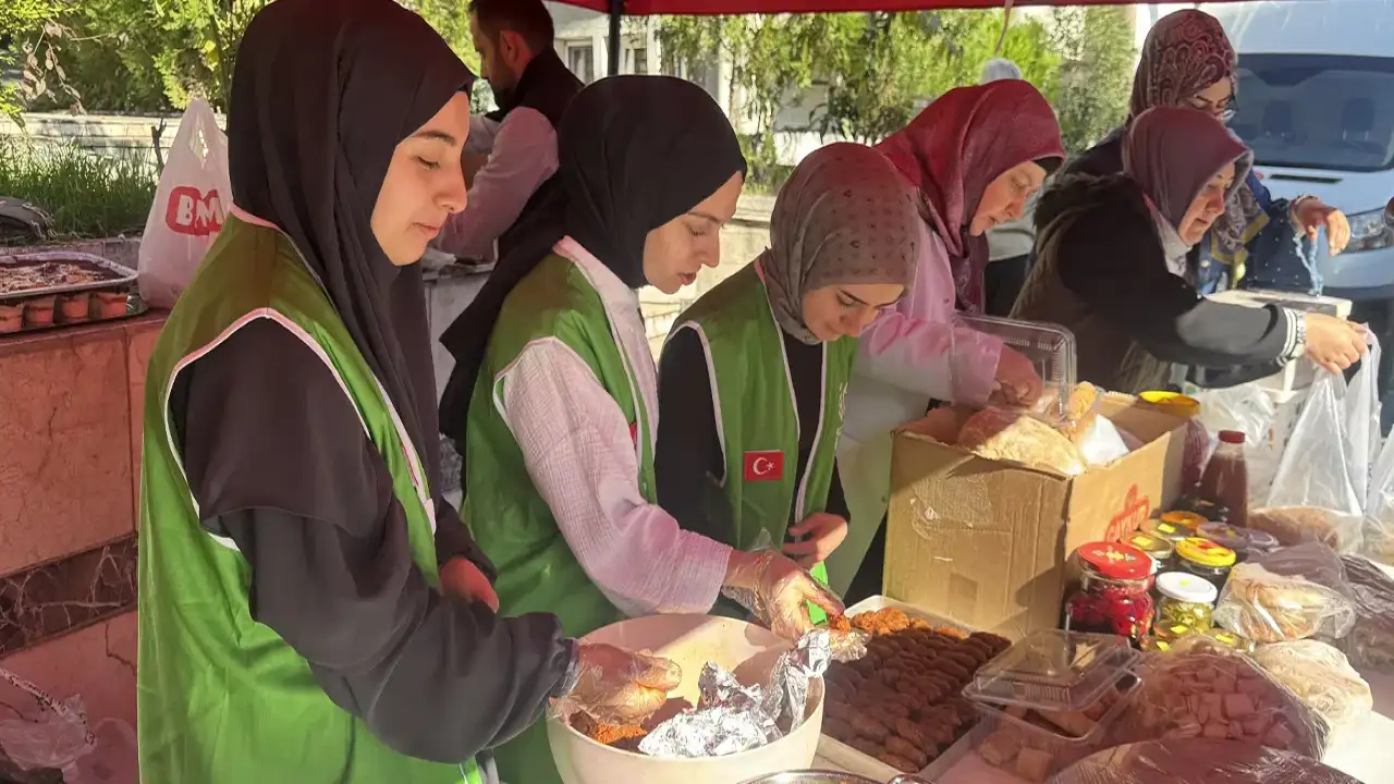 Artvin'de "Filistin Yararına Hayır Çarşısı" kermesi düzenlendi