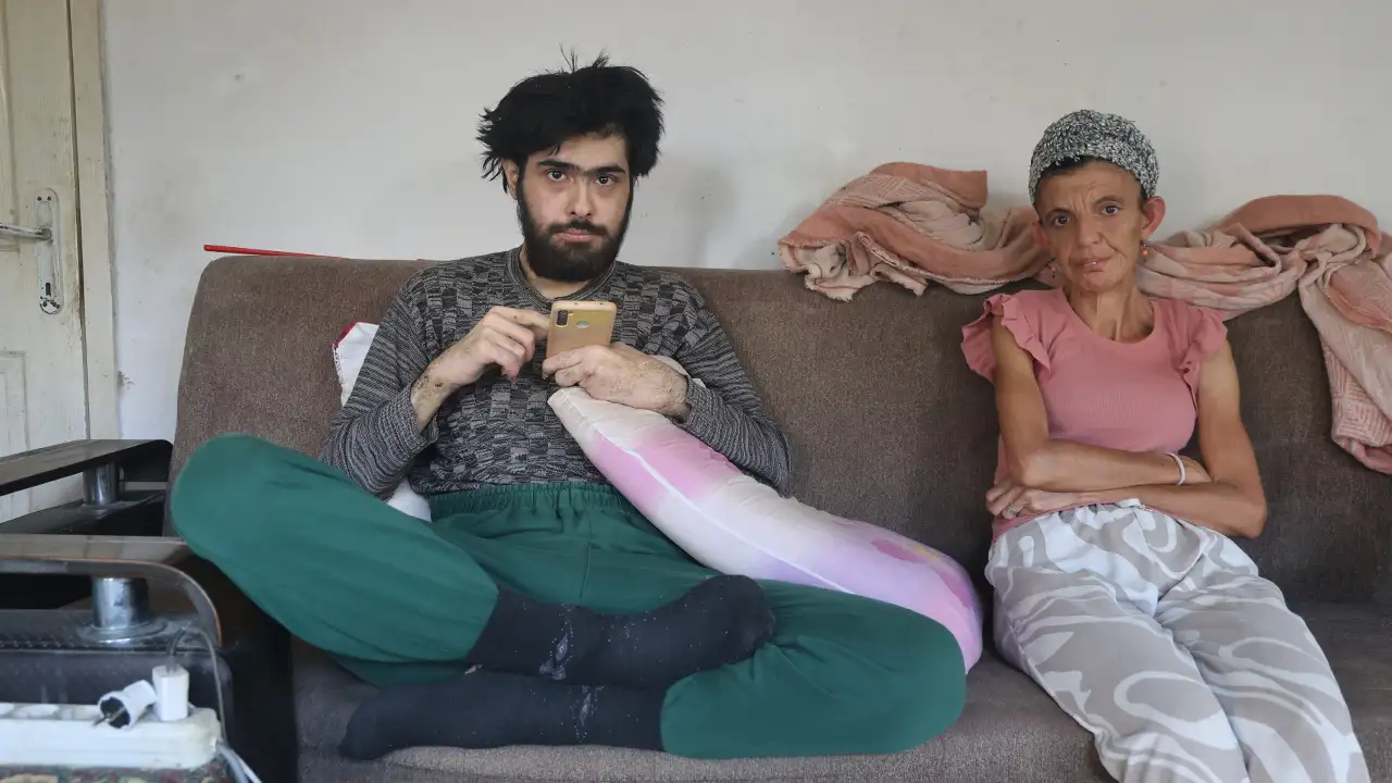 Hatay'da 3 yıldır evden çıkmayan genç şoke etti: Ne duş alıyor ne de tırnaklarını kesiyor