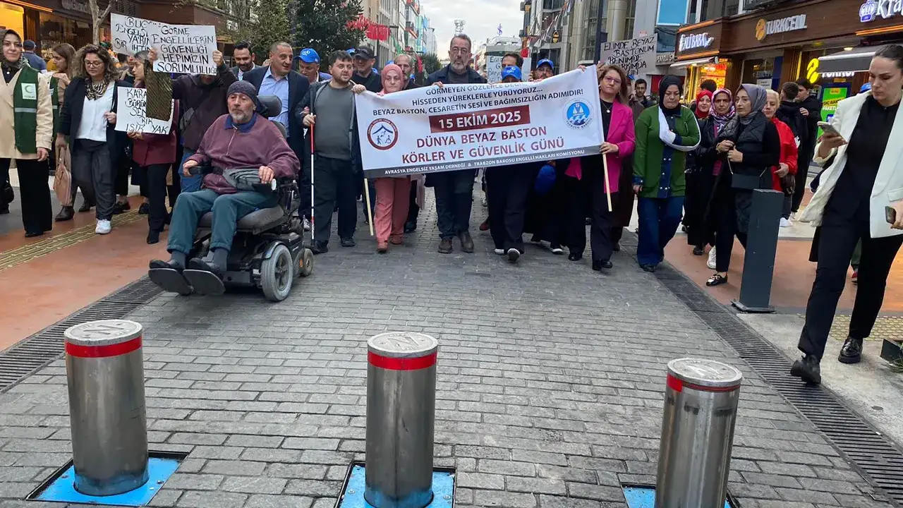 Trabzon’da görme engelliler bariyere takıldı!