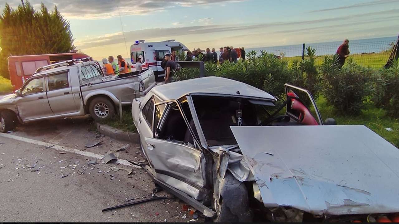 Trabzon plakalı otomobil ile kamyonet çarpıştı: 6 yaralı