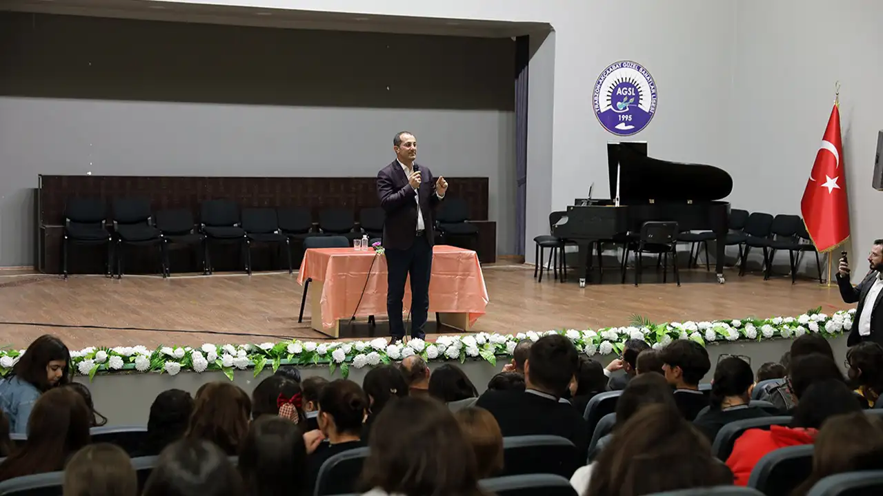 Başkan Ekim, Akçaabat’ta gençlerle buluştu: “Hayaller geleceğimizi şekillendiriyor”