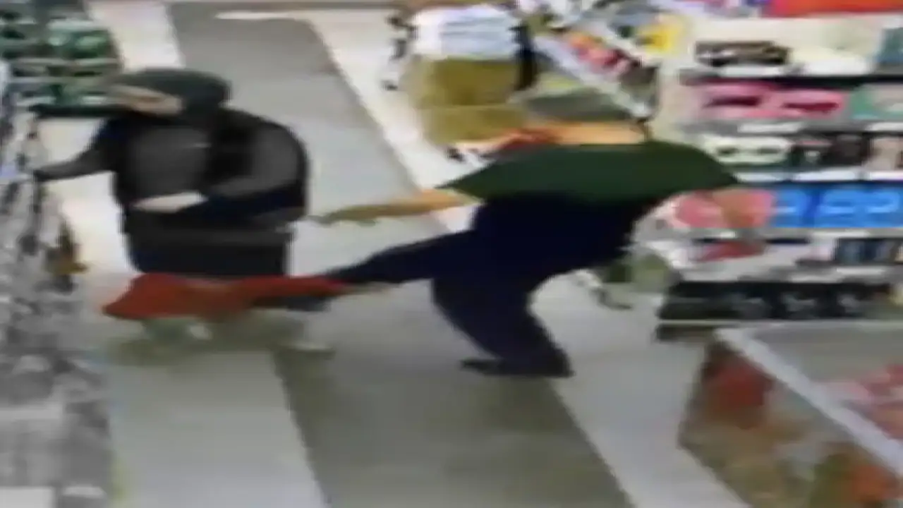 Eskişehir'de vicdanları sızlatan olay: Çocuğu defalarca tekmeledi