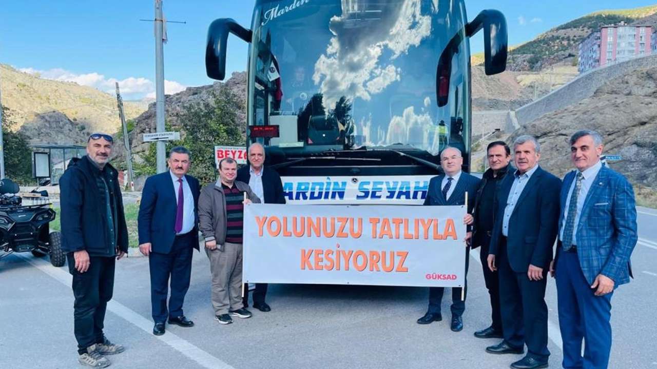 Trabzon otobüsünün önünü kestiler, kardeşlik ikramında bulundular