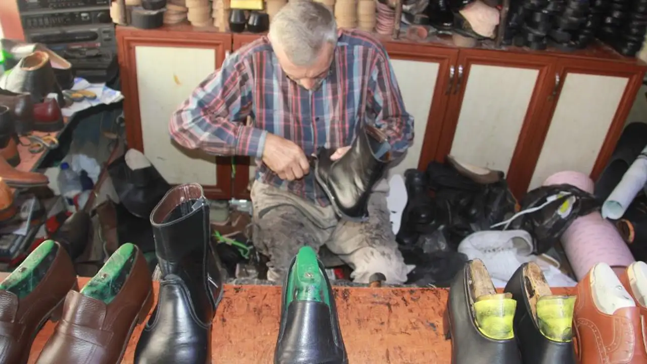 Ordu’da 40 yıllık ayakkabı ustası deriyi ateşle boyuyor