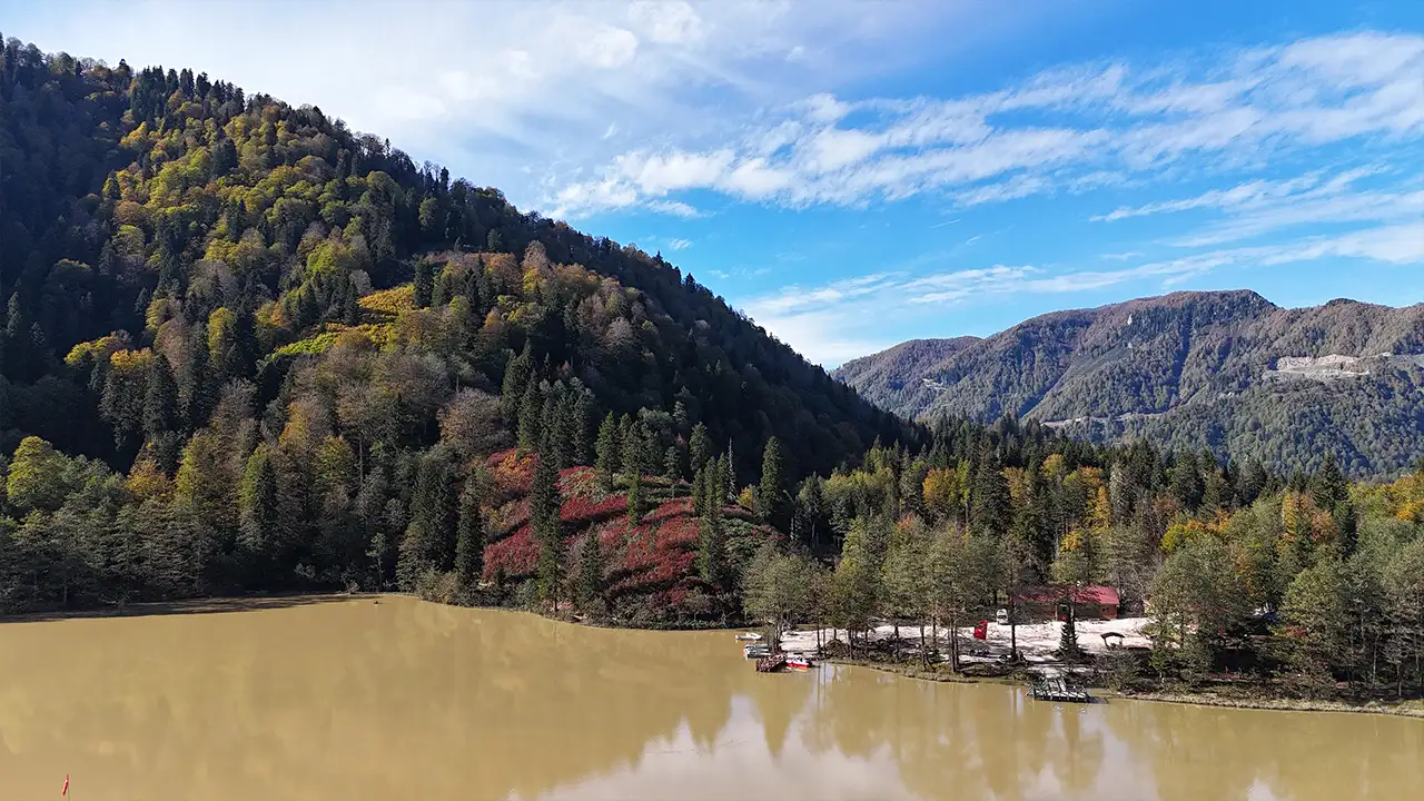 Artvin’de sonbahar büyüsü: Borçka Karagöl Tabiat Parkında renk cümbüşü