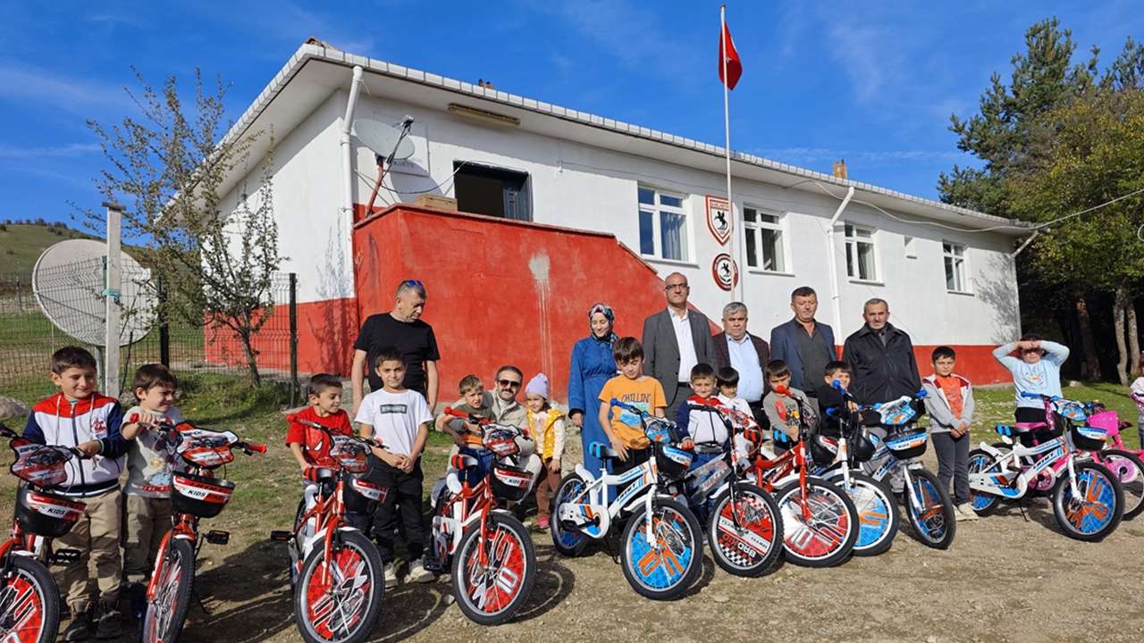 Samsun Yakakent’te hayırseverlerden köy okulundaki çocuklara bisiklet sürprizi