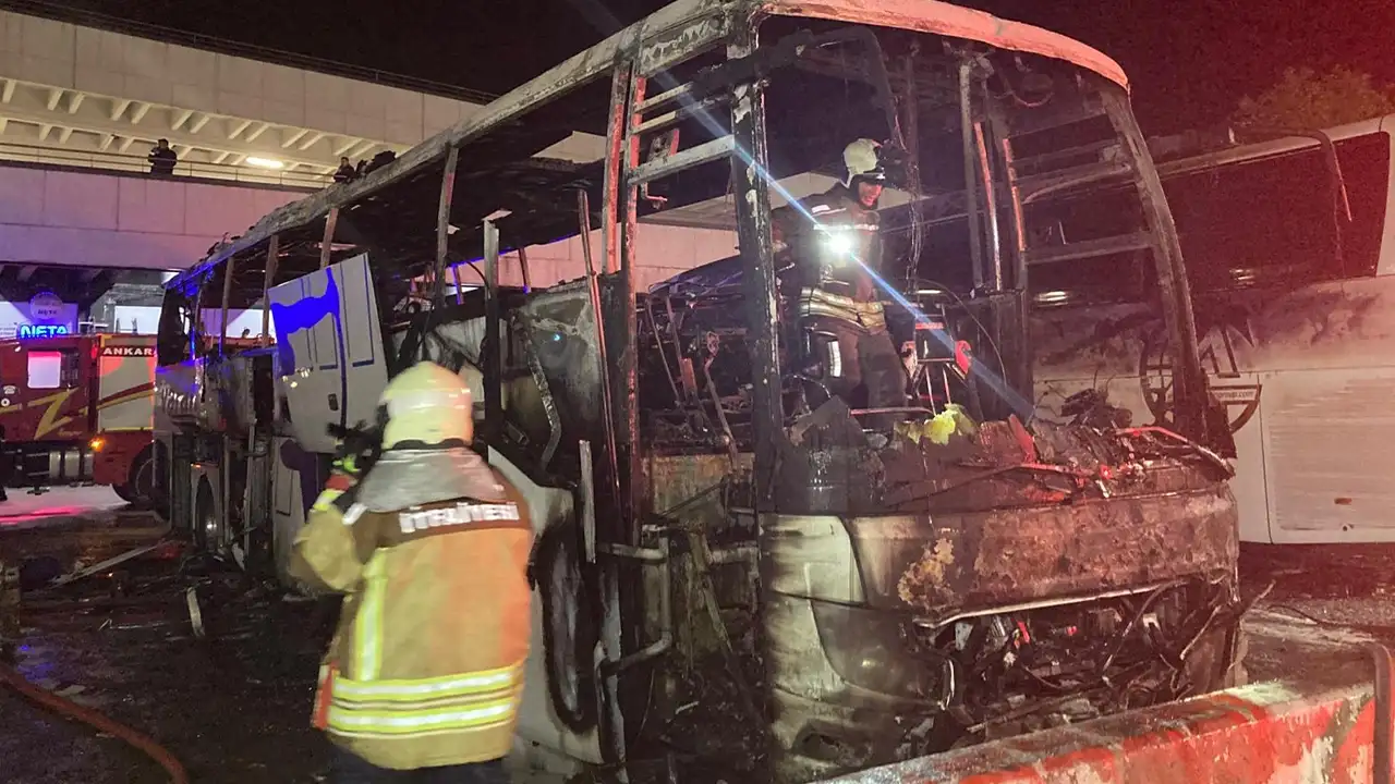Ankara'da park halindeki otobüs yandı: 1 saatte söndürüldü