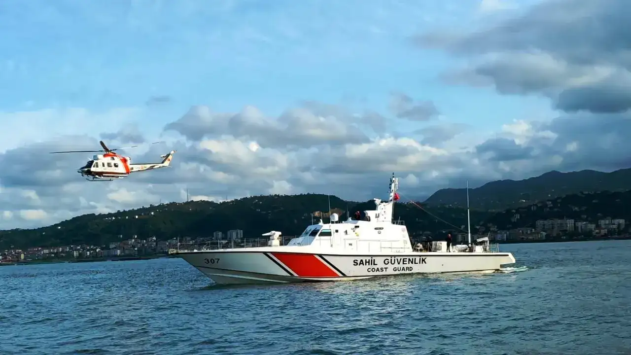 Trabzon deniz de kaybolan vatandaş için çalışmalar sürüyor: Helikopterde devreye girdi
