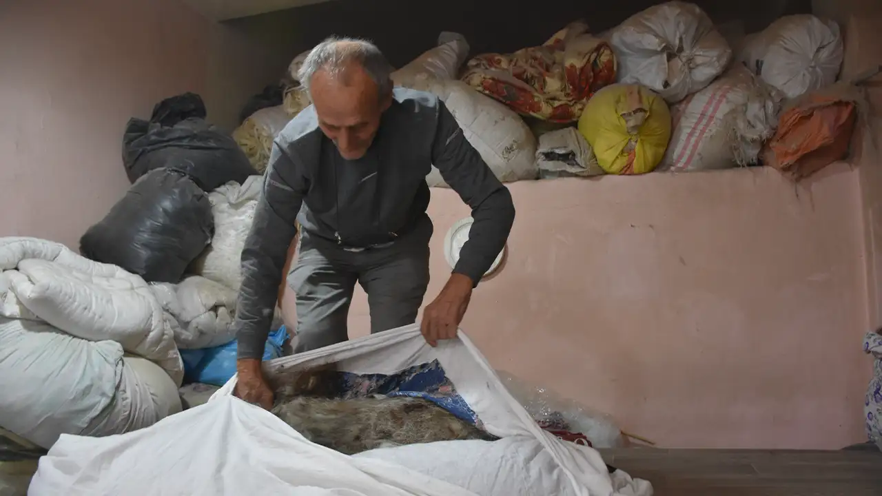 Yarım asırdır yorgan dikiyor: Trabzon'da Temel amca iş başında