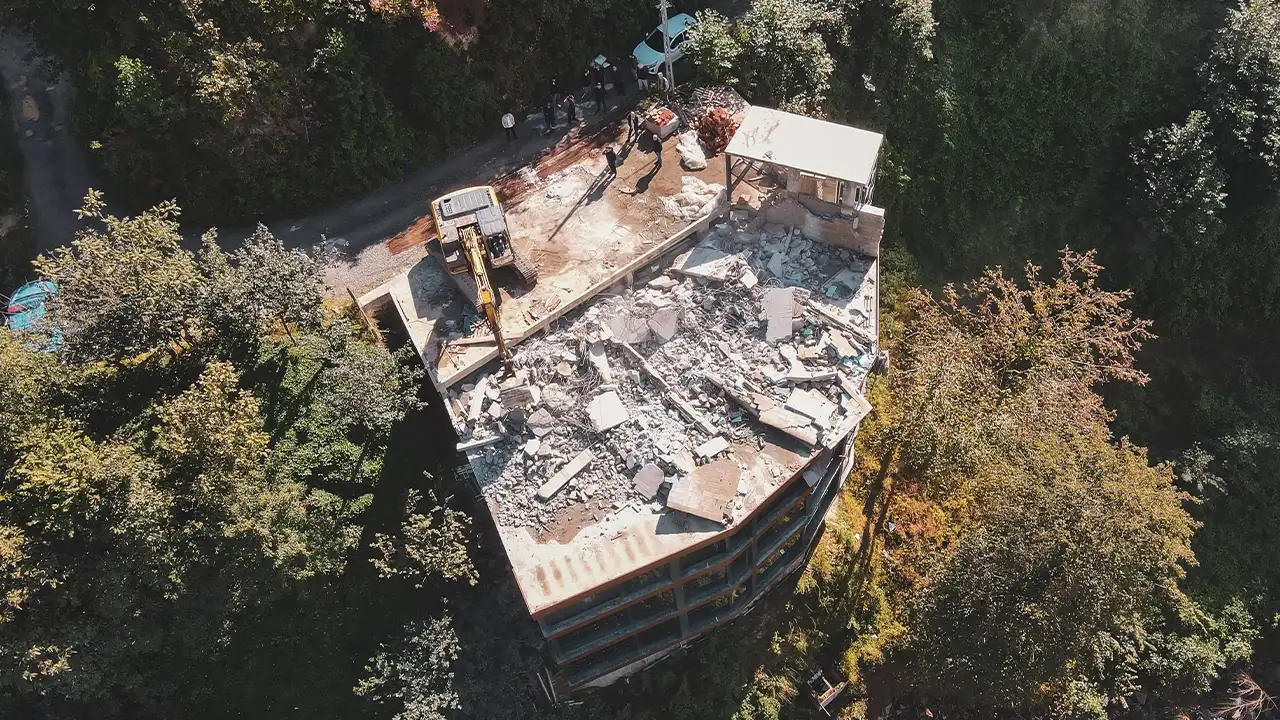 Rize’de dere yatağındaki kaçak yapılar tek tek yıkılıyor