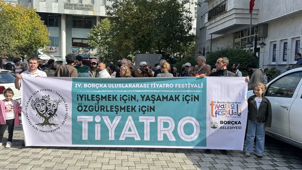 Artvin'in Borçka ilçesinde "4. Borçka Uluslararası Tiyatro Festivali" başladı