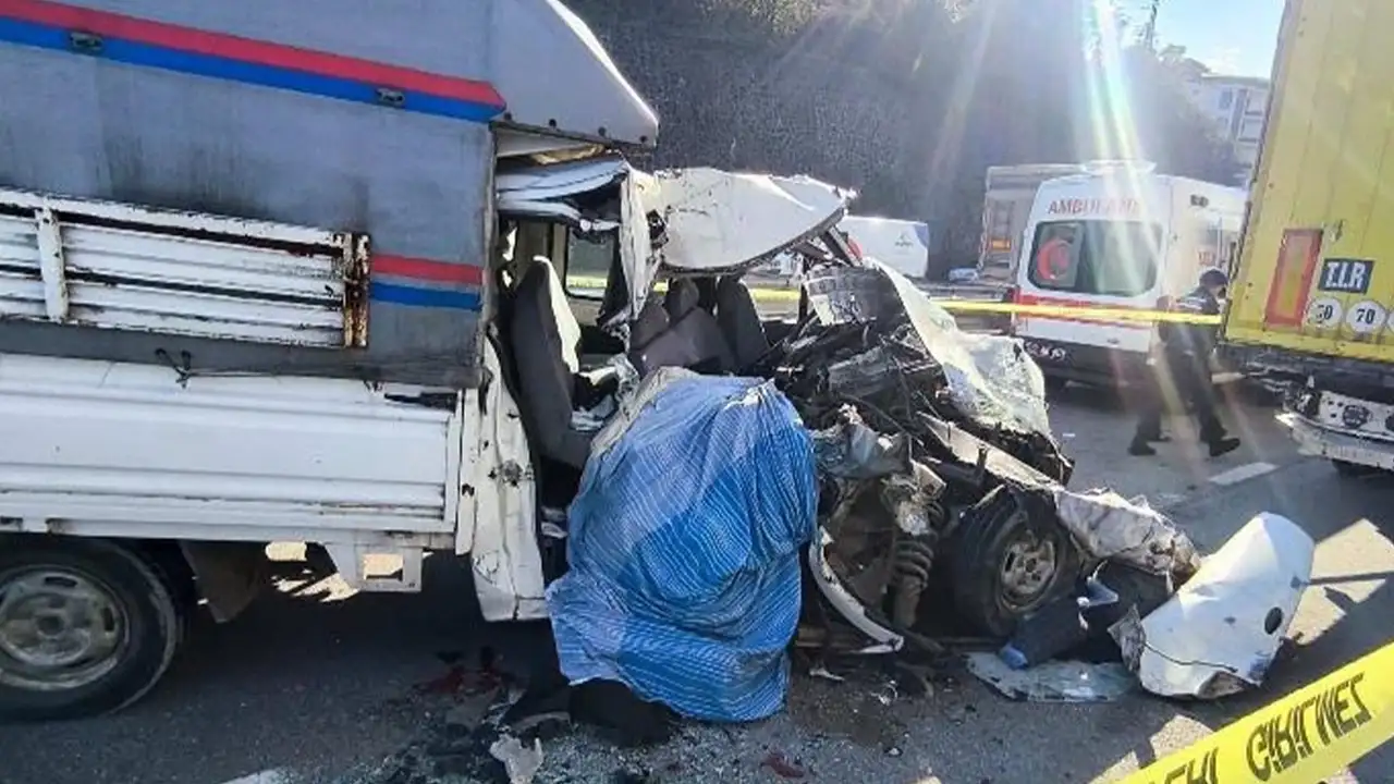 Giresun'un Görele ilçesinde kamyonet park halindeki tıra çarptı: 1 ölü, 1 yaralı