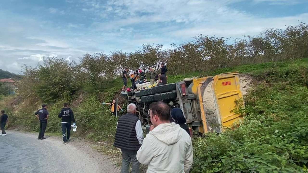 Kontrolden çıkan kamyon devrildi, sürücü araçta sıkıştı