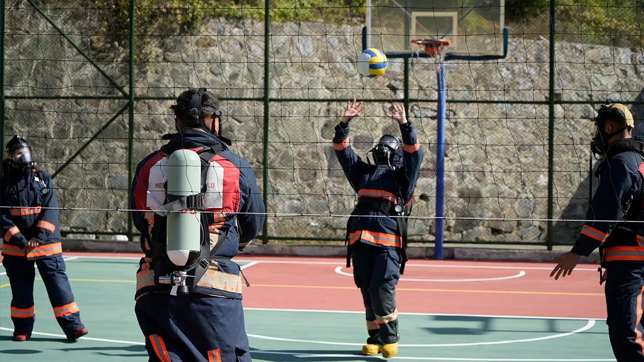 Gümüşhane’de itfaiyecilik öğrencileri 20 kiloluk kıyafetlerle voleybol oynadı