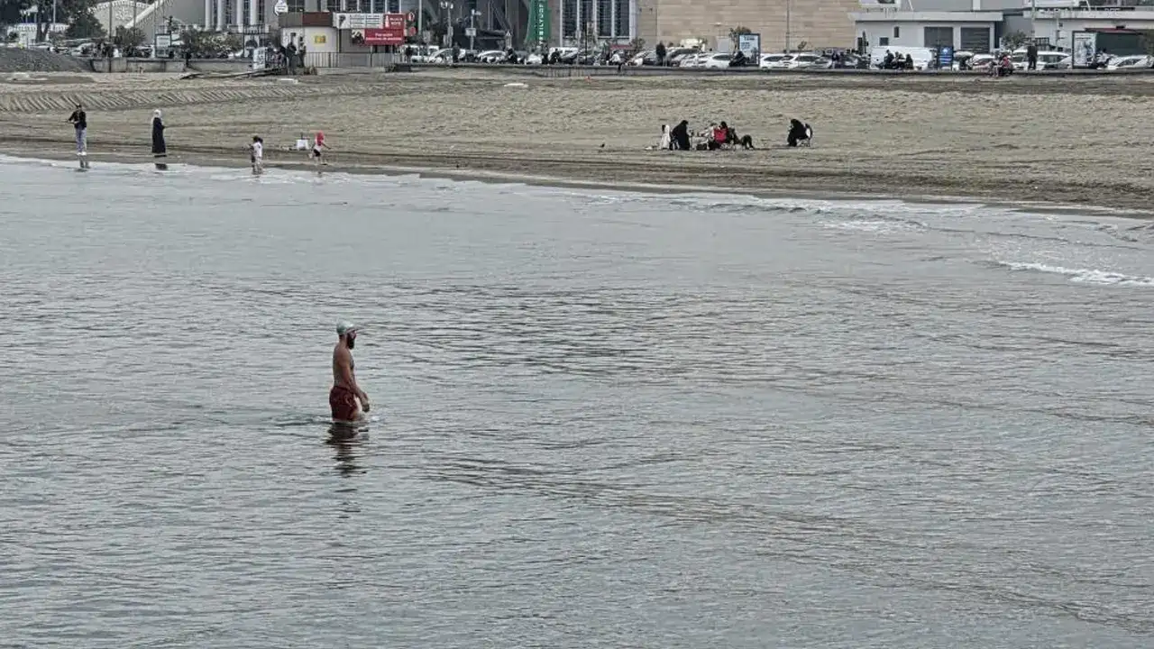 Samsun’da sonbaharda denize girdiler
