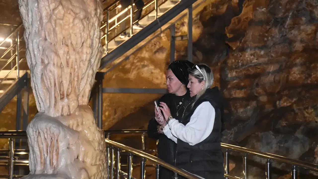 Gümüşhane'nin Karaca mağarası yerli ve yabancı turistlerin ilgi odağı haline geliyor