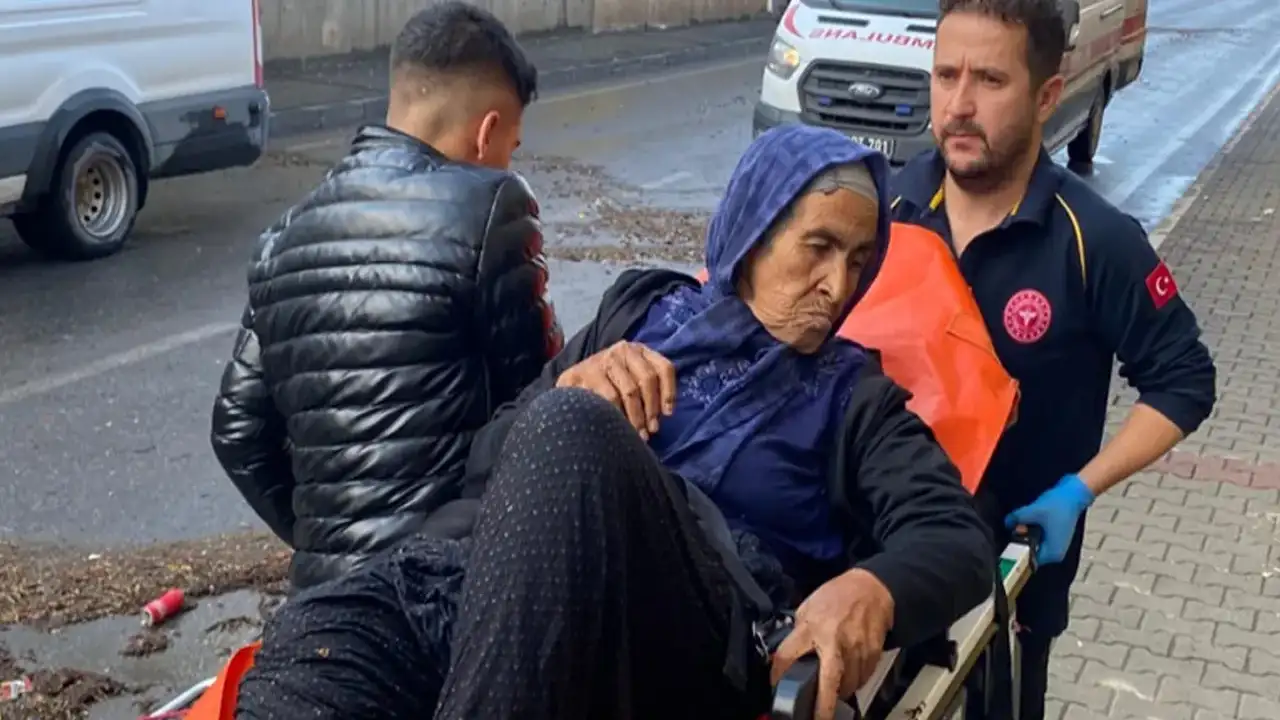 Hatay’da sağanak hayatı felç etti: Engelli kadın alt geçitte mahsur kaldı