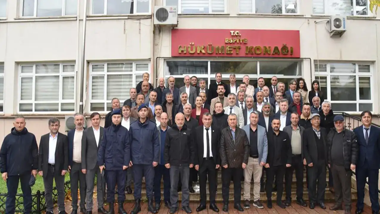 Giresun Valisi Serdengeçti düzenlenen etkinlikte muhtarlarla bir araya geldi