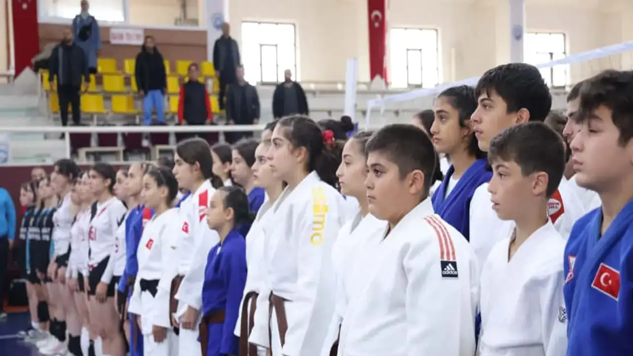 Trabzon'da okul sporları sezonu coşkuyla başladı