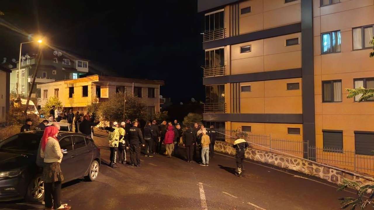 Zeminde kayma ve çatlaklar oluşan 2 bina tahliye edilerek mühürlendi