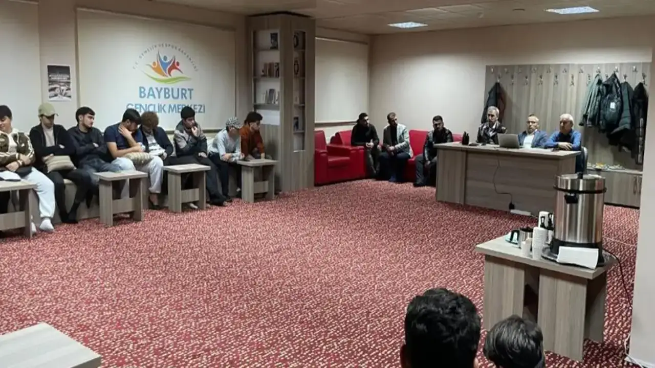 Bayburt'ta söyleşi programı: Üniversite öğrencilerine Uygur Türklerine yapılan zulüm anlatıldı