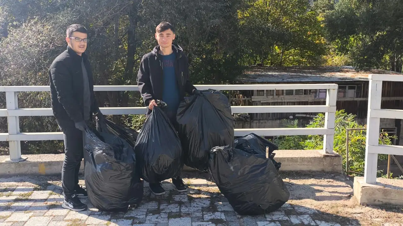 Gümüşhane'de üniversite öğrencileri Harşit Çayı’nı temizledi
