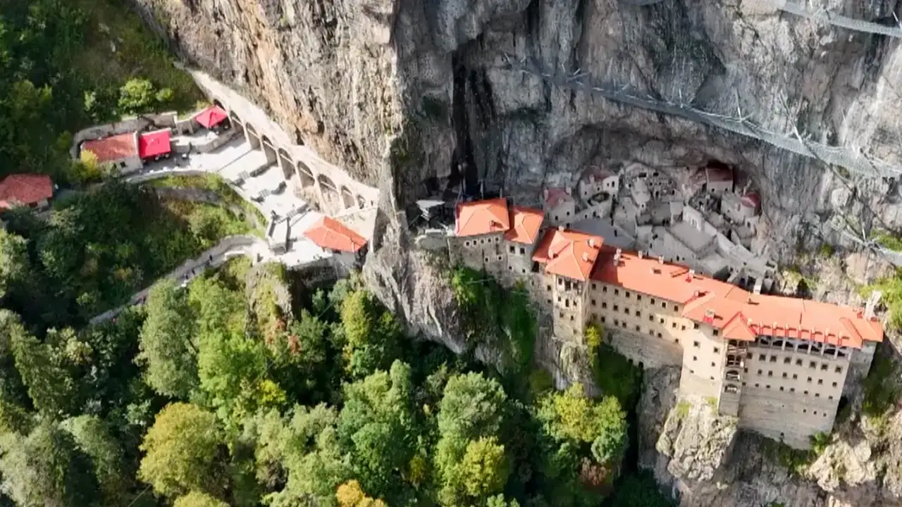 Sümela Manastırı sonbahardaki renk cümbüşüyle büyülüyor