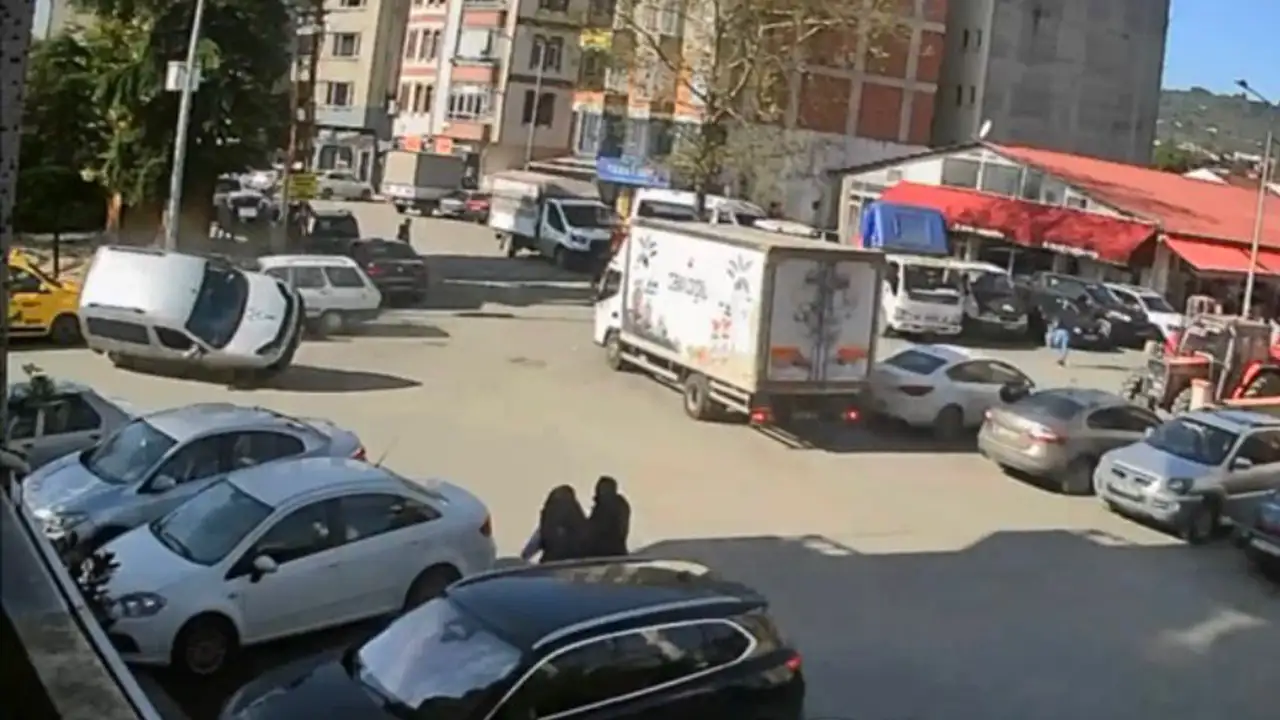 Ordu’da kamyonetle çarpışan araç takla attı: Kaza anı kamerada
