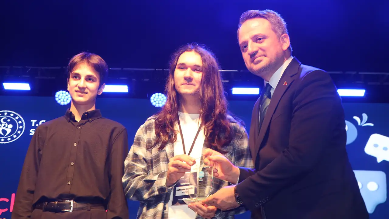 Bakan Yardımcısı Eminoğlu, Rize'de Gençler Arası Bilgi Yarışması Türkiye finale katıldı