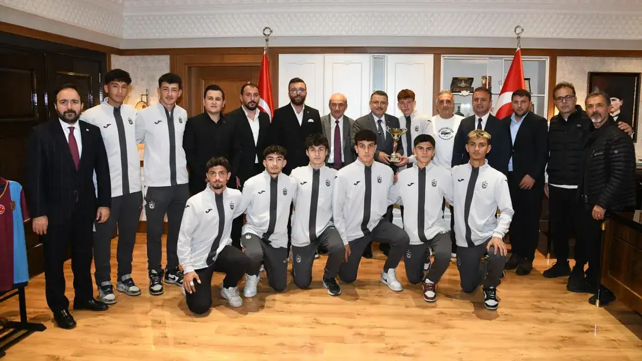 Trabzon’un şampiyon çocuklarına Başkan Genç’ten tebrik
