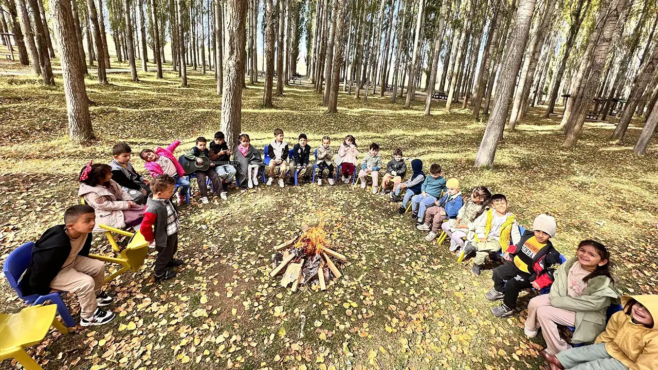Bayburt’ta Aydıntepe’de anaokulu öğrencileri sonbaharı keşfetti