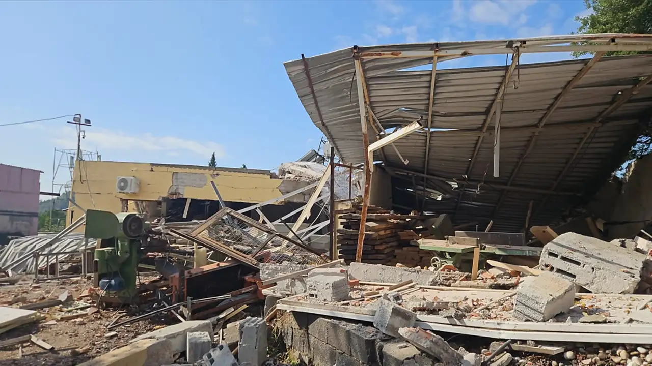 İzmir'de patlama: Ev yıkıldı, yaralılar var