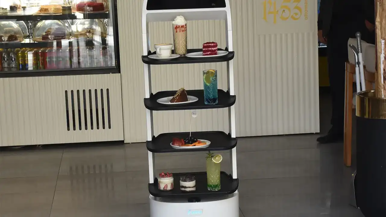 Gümüşhane’de “Garson Abla” dönemi: Robot garson hem ilgi görüyor hem iş yükünü azaltıyor