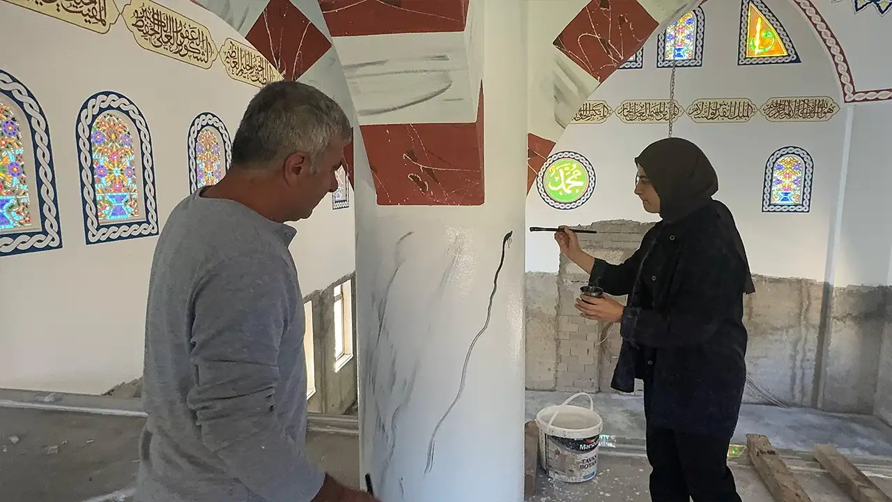 Giresun'da  baba-kız tezhip ve hat sanatıyla camileri süslüyor