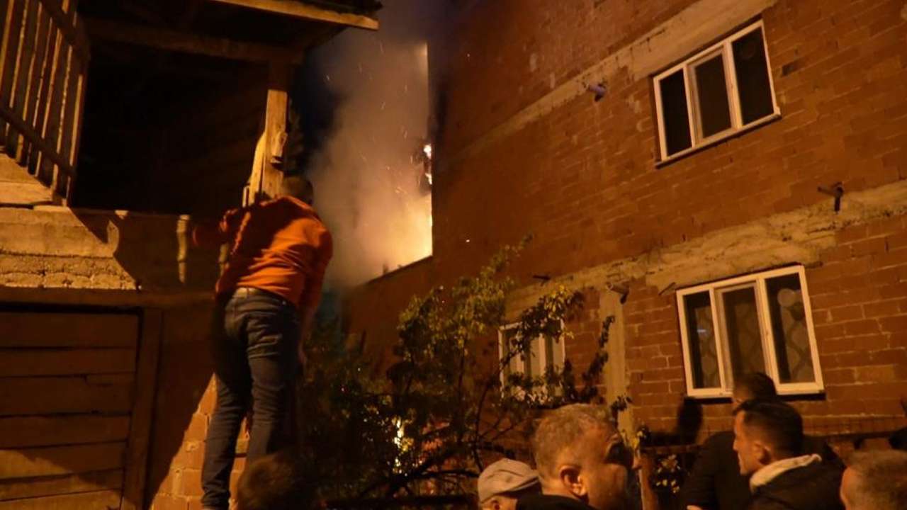 Bölgemizde 4 katlı binada çıkan yangın korkuttu