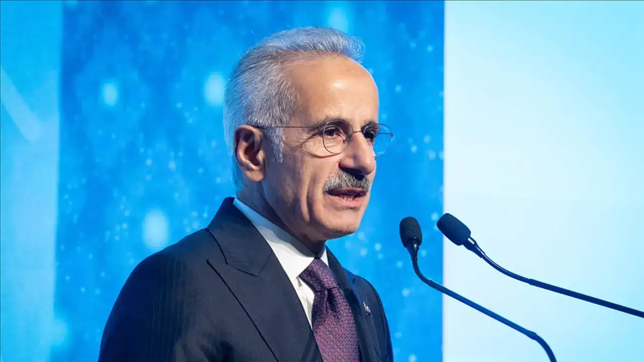 Bakan Uraloğlu duyurdu: Sosyal medyaya yaş düzenlemesi geliyor