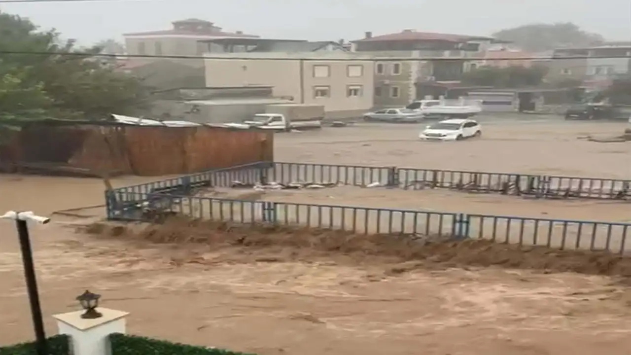İzmir Foça'da sel: 1 kişi kayıp