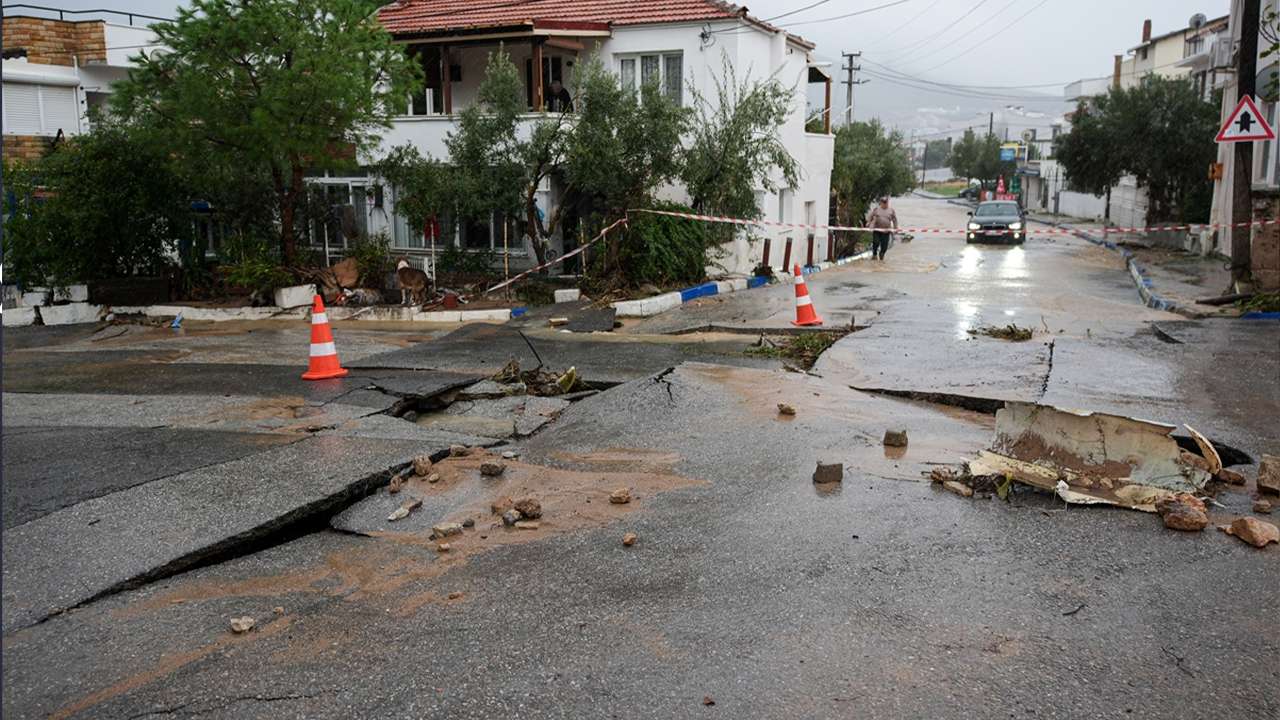 İzmir’de selin ardından kayıp arama çalışmaları sürüyor