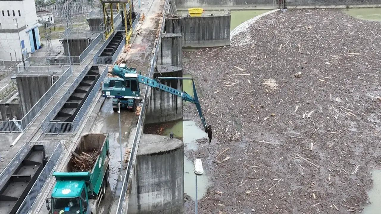 Artvin'de sel suları ekipler tarafından temizleniyor